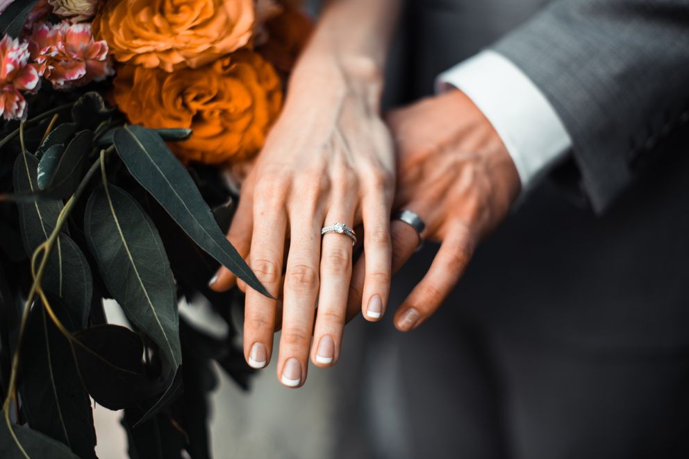Una pareja de recién casados mostrando sus anillos. | Foto: Unsplash