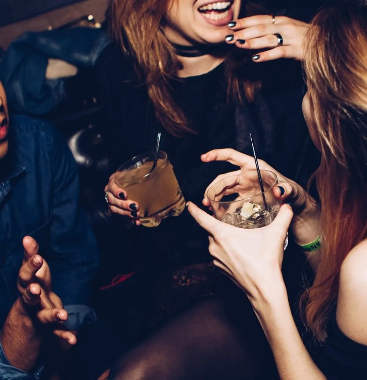Elle a commencé à inviter ses amis à la maison à toute heure | Source : Unsplash