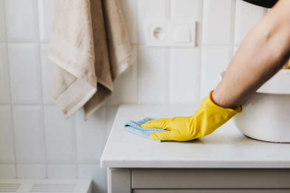 Una persona utilizando guantes mientras limpia. | Foto: Pexels