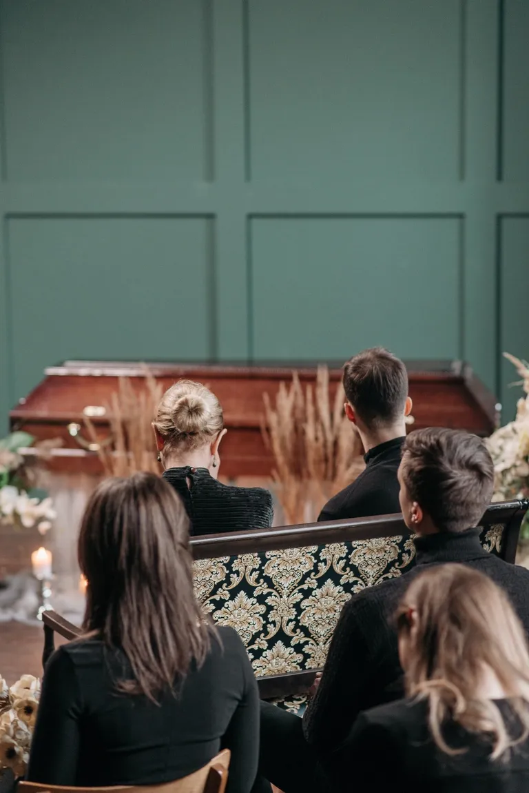 Ils ont tous pleuré à l'enterrement, regrettant leurs paroles à l'hôpital. | Source : Pexels