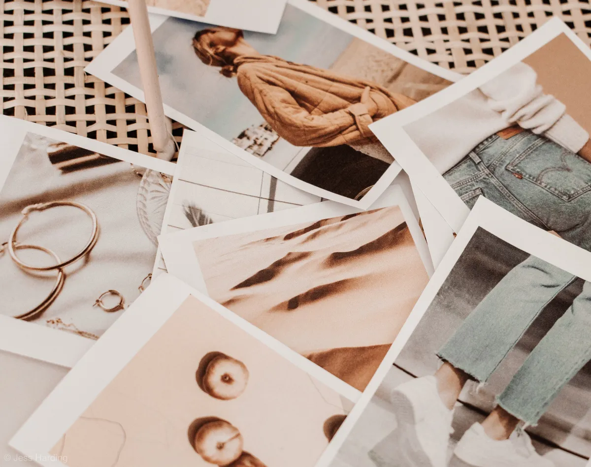 J'ai gardé quelques photos de ma défunte mère dans ma table de nuit. | Photo : Unsplash