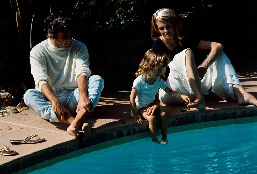 Burt Bacharach, sa femme Angie Dickinson et sa fille Lea Nikki dans leur maison d'Hollywood en juin 1969 | Photo : Getty Images