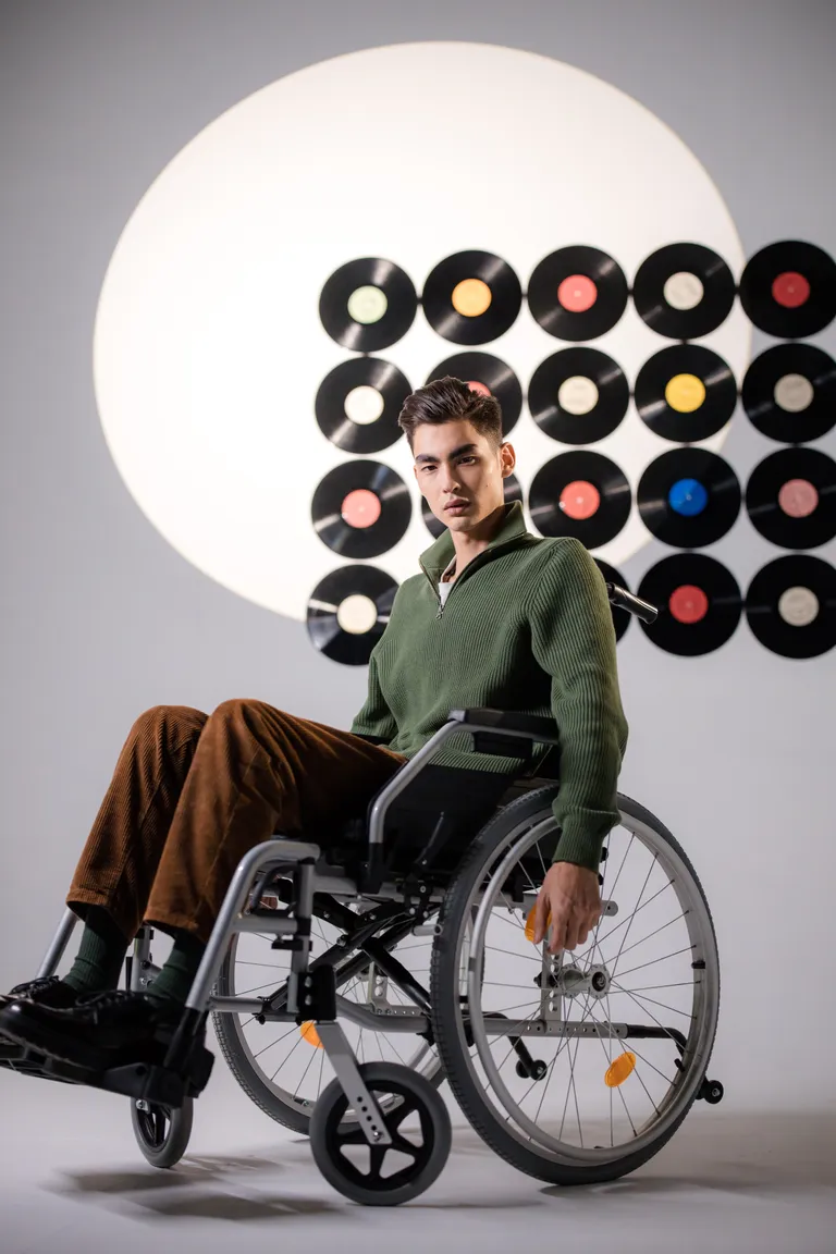 Un hombre sentado en una silla de ruedas. | Foto: Pexels