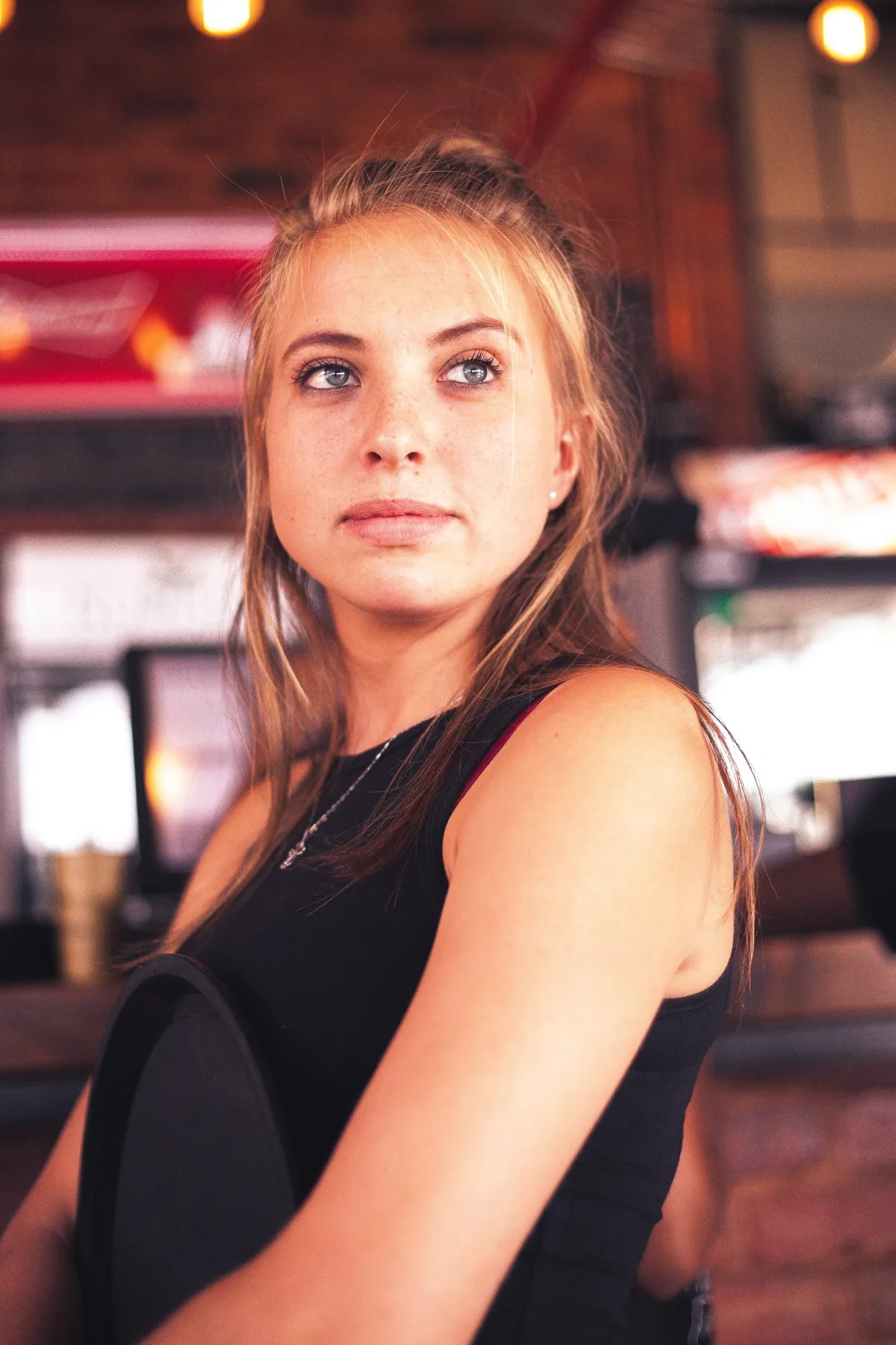 La serveuse est venue à la table de Mme Palmer. | Source : Unsplash