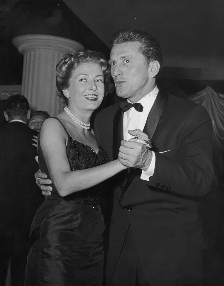 Kirk Douglas et sa femme, la productrice de films Anne Buydens, dansant dans un club de New York en 1955. / Source : Getty Images