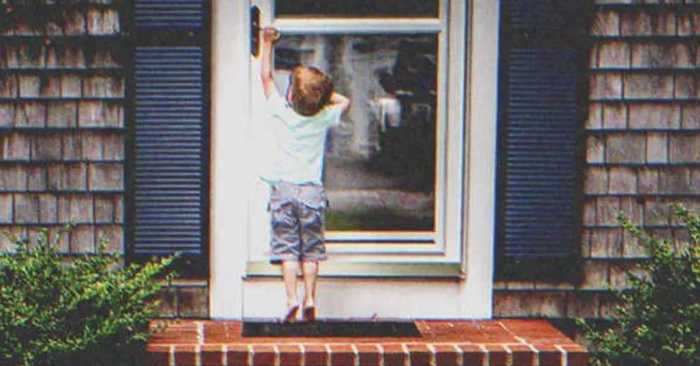 eather était stupéfaite de voir un si petit enfant faire du porte-à-porte pour demander de la nourriture | Source : Shutterstock
