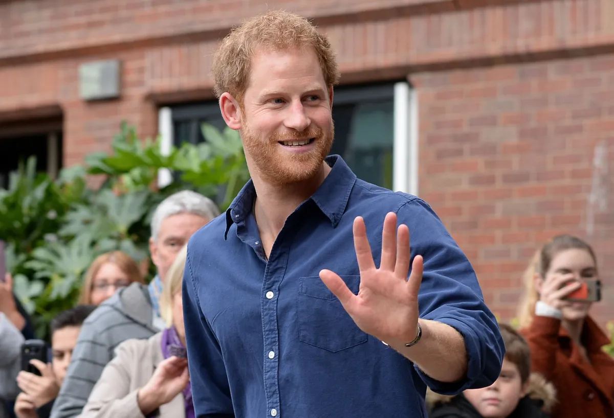 Prinz Harry winkte, als er die neue Central Police Station in Nottingham am 26. Oktober 2016 verließ | Quelle: Getty Images