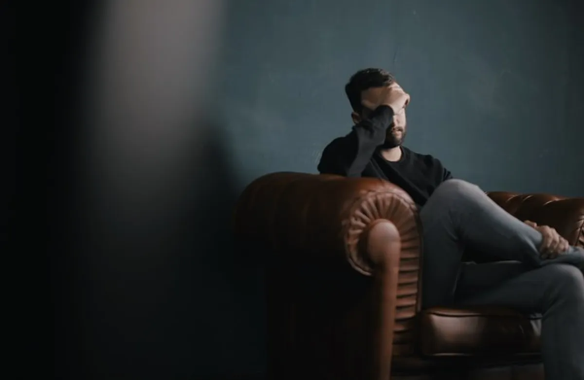 Photo d'un jeune homme frustré, la main sur le visage. | Photo : Unsplash