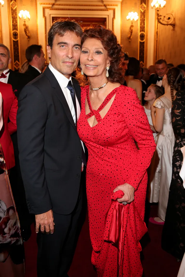 Sophia Loren y su hijo Carlo Ponti Jr. en la Ópera Estatal de Viena, el 20 de octubre de 2019 en Viena, Austria. | Foto: Getty Images