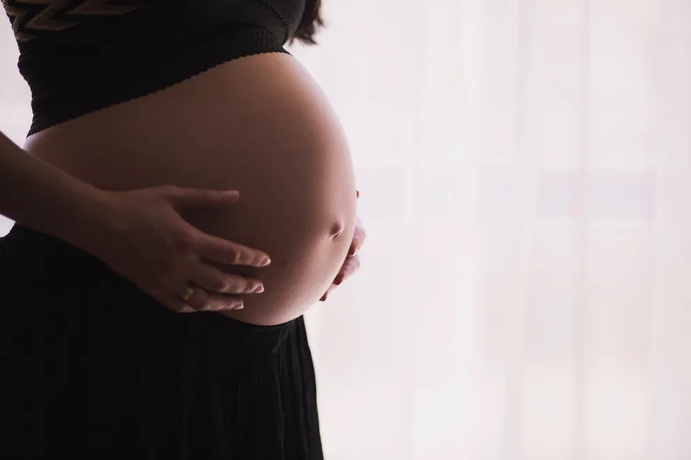 Una mujer mostrando su panza de embarazada. | Foto: Pexels