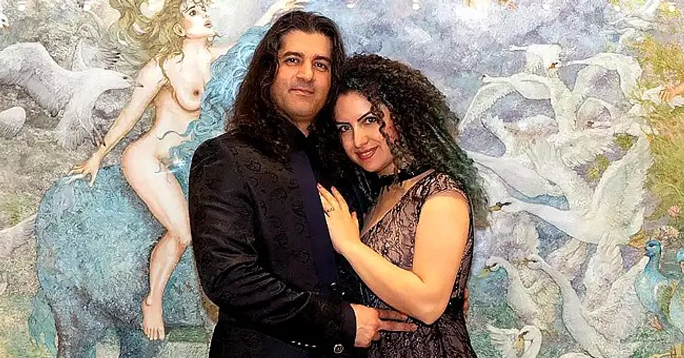 Un homme épouse une femme qu'il a rencontrée lors d'une exposition et qui ressemble à sa peinture. | Photo : facebook.com/Parisa Karamnezhad