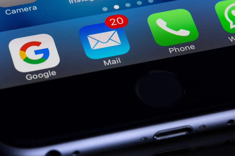 Aplicación de correo electrónico mostrando notificaciones de mensajes recibidos. | Foto: Pexels