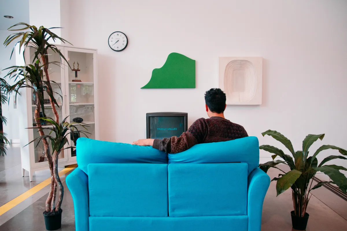 Un homme regardant la Télévision. | Photo : Unsplash