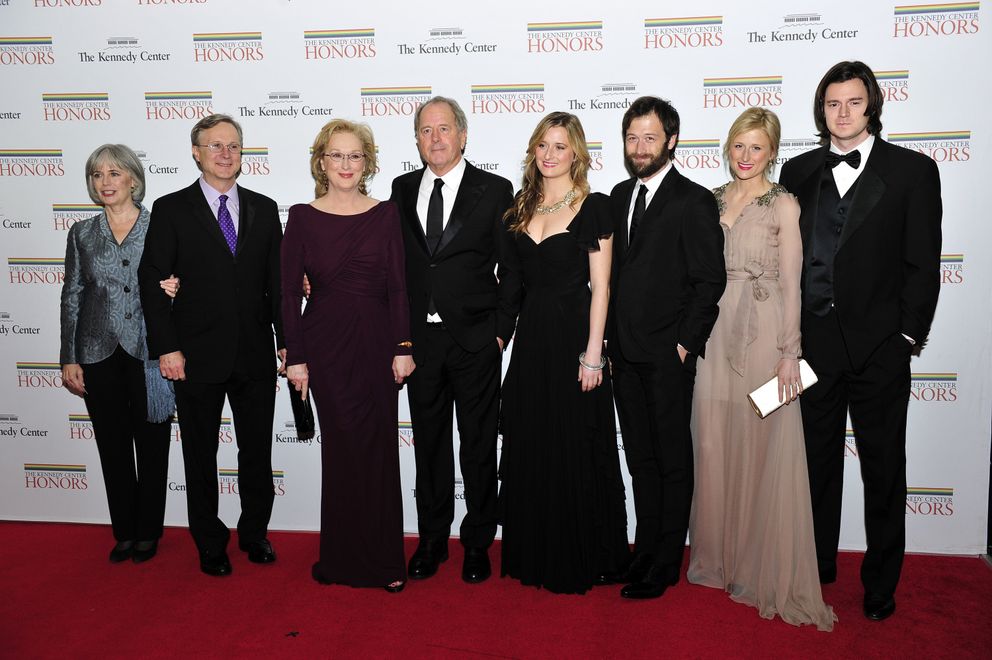 (De gauche à droite) Maeve Kinkaid III, Harry Streep, Meryl Streep, Don Gummer, Grace Gummer, Henry Gummer, Mamie Gummer et Ben Walker Davis arrivent au dîner officiel des artistes au Département d'État américain le 3 décembre 2011 à Washington, DC | Source : Getty Images