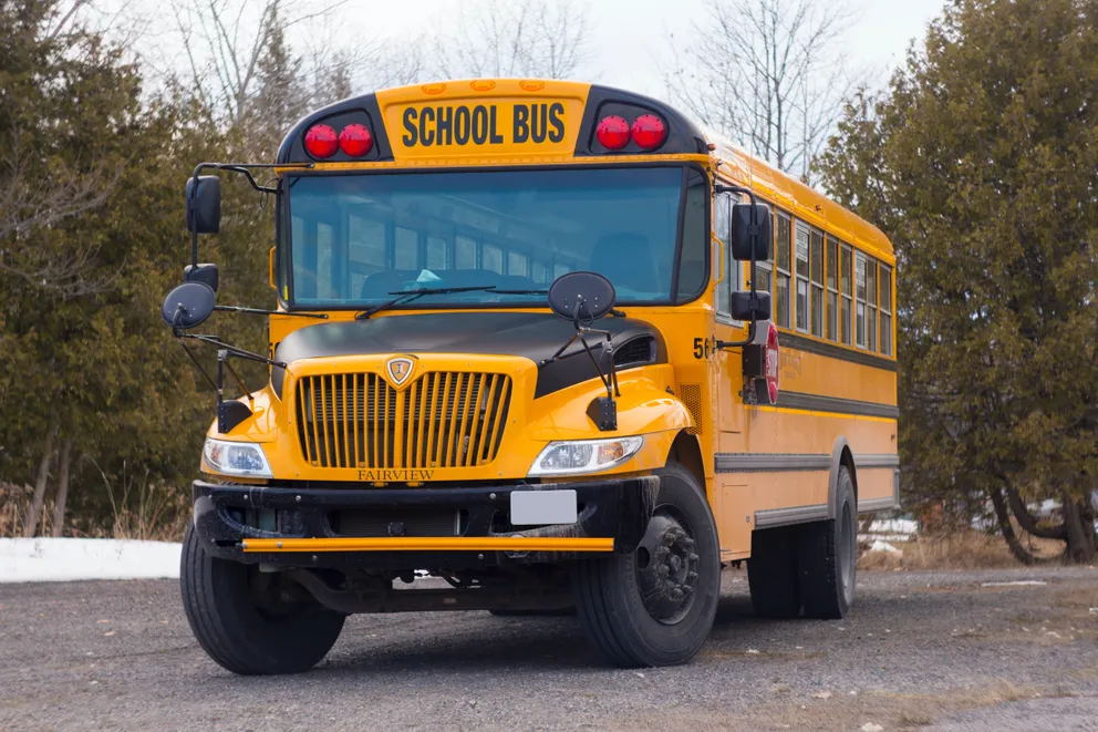 Un autobús escolar girando en una calle. | Foto: Unsplash