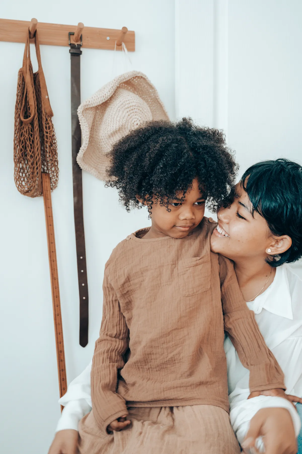 La mère a pris son fils dans ses bras avant de partir préparer la nourriture dans la cuisine. | Photo : Pexels/Ketut Subiyanto