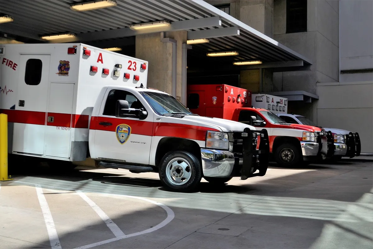 A picture of ambulances parked at the hospital | Photo: Pixabay
