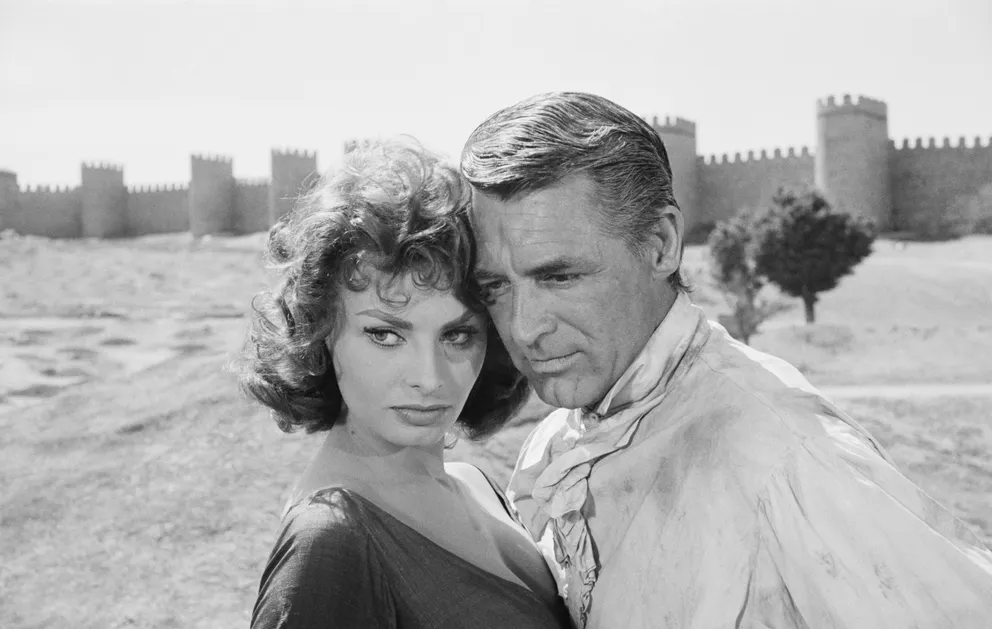 Cary Grant et Sophia Loren devant les murs d'Avila, en Espagne, pendant le tournage de "L'orgueil et la passion". | Photo : Getty Images