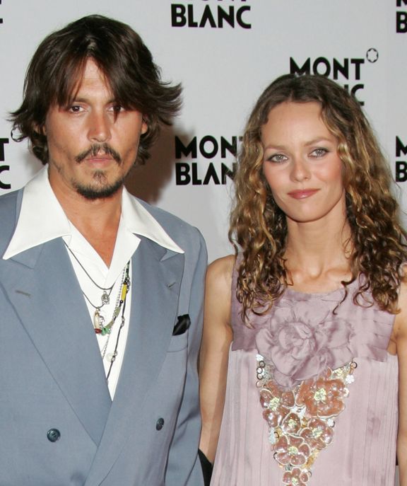 Johnny Depp y Vanessa Paradis en la fiesta del 100º aniversario del "Mont Blanc" el 5 de abril de 2006. | Foto: Getty Images