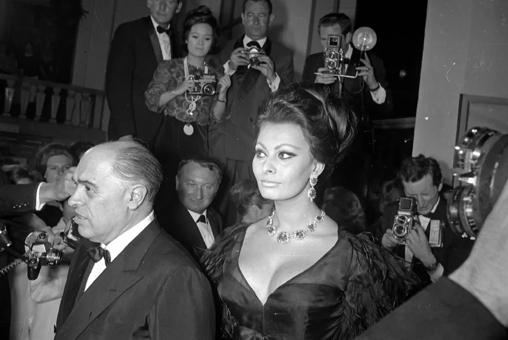 Carlo Ponti, producteur de cinéma italien et Sophia Loren, actrice italienne, son épouse lors du Festival de Cannes, 1966. | Photo : Getty Images