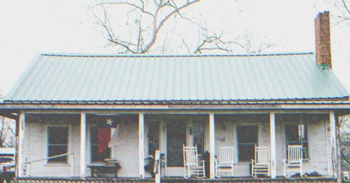 Picture of an old house | Source: Shutterstock