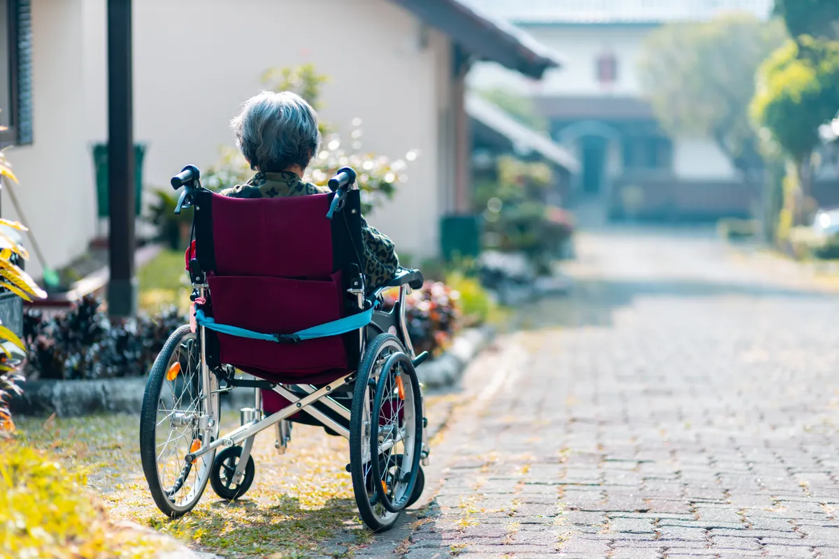 Anciana en una silla de ruedas. | Foto: Unsplash