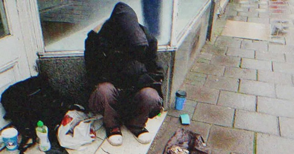 Joven sin hogar sentado en el suelo, recostado de un muro. | Foto: Shutterstock