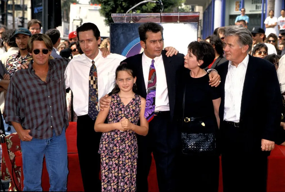 Emilio Estevez, Ramone Estevez, Charlie Sheen, Janet Sheen et Martin Sheen lors de la remise à Charlie Sheen d'une étoile sur le Hollywood Walk of Fame | Photo : Getty Images