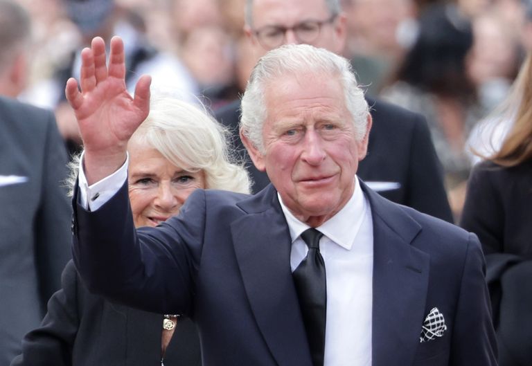 El rey Charles III y Camilla, la reina consorte, ven los homenajes florales a la difunta reina Elizabeth II fuera del Palacio de Buckingham el 09 de septiembre de 2022.┃Foto: Getty Images