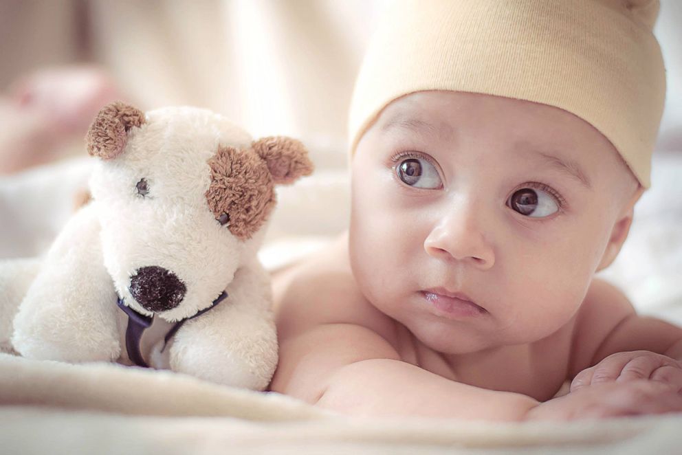 Un bébé avec un jouet. | Source : Pexels   