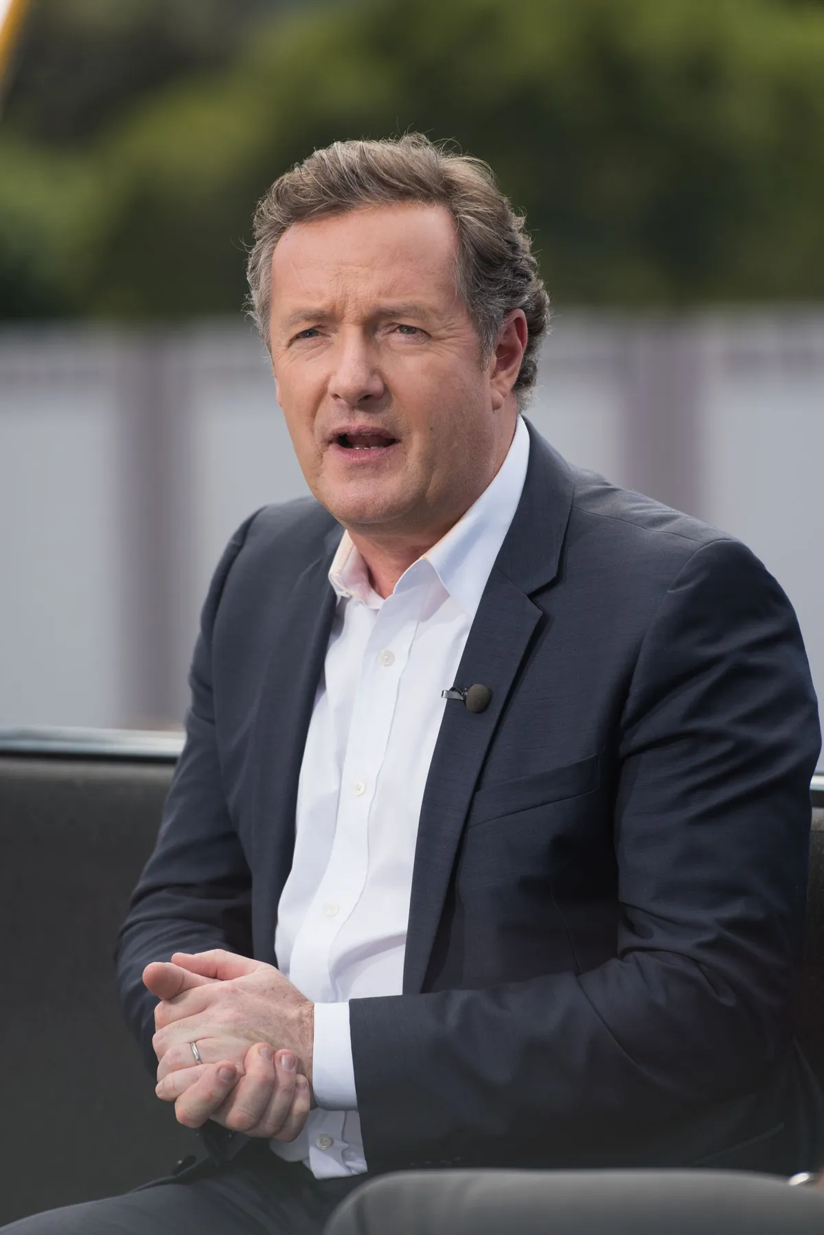 Piers Morgan visits "Extra" at Universal Studios Hollywood on February 11, 2016 | Photo: Getty Images