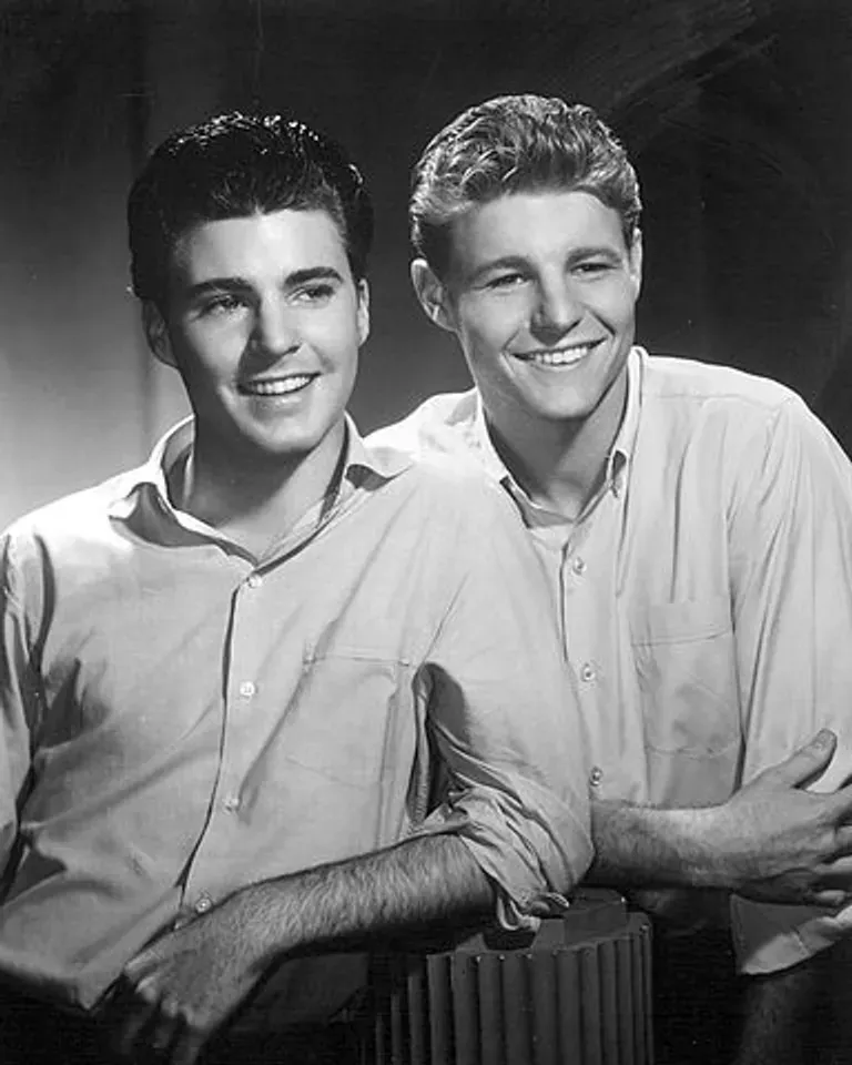 David et Ricky Nelson en 1959. | Source : Wikimedia Commons