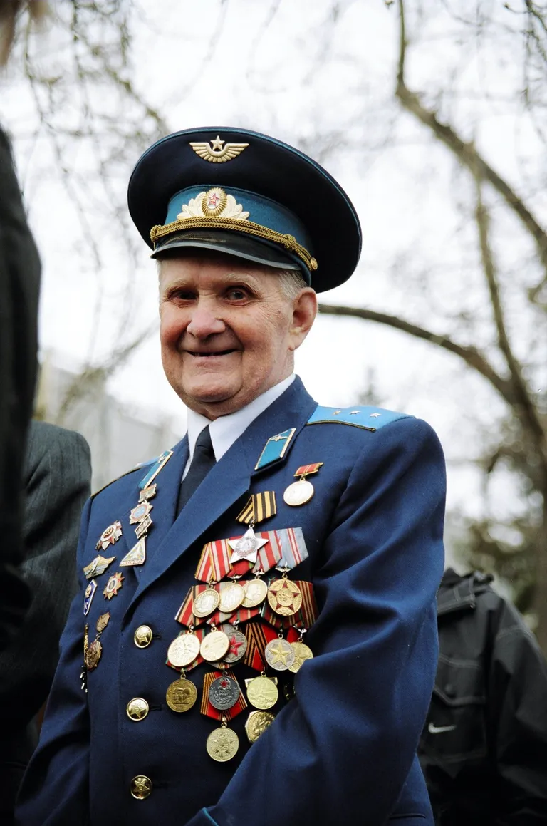 Veterano vestido con un uniforme y muchas condecoraciones. | Foto: Pexels