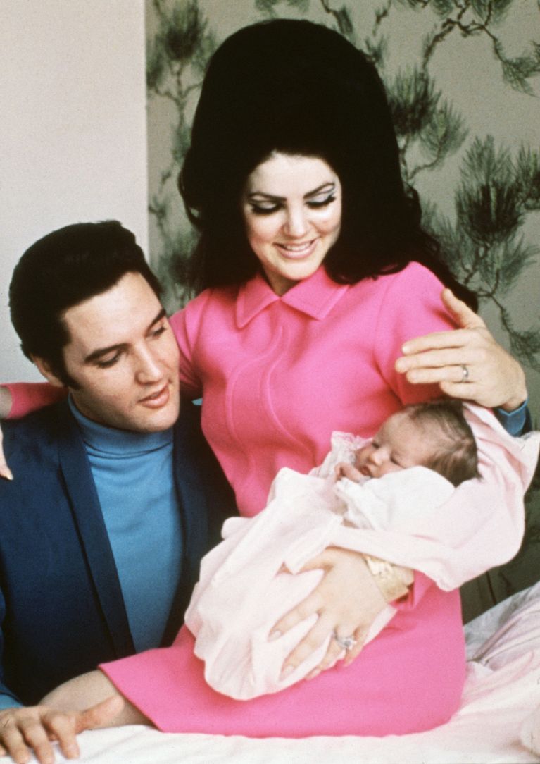 Elvis Presley y su esposa, Priscilla, con su hija, Lisa Marie, en Memphis, Tennessee, el 5 de febrero de 1968. | Foto: Getty Images