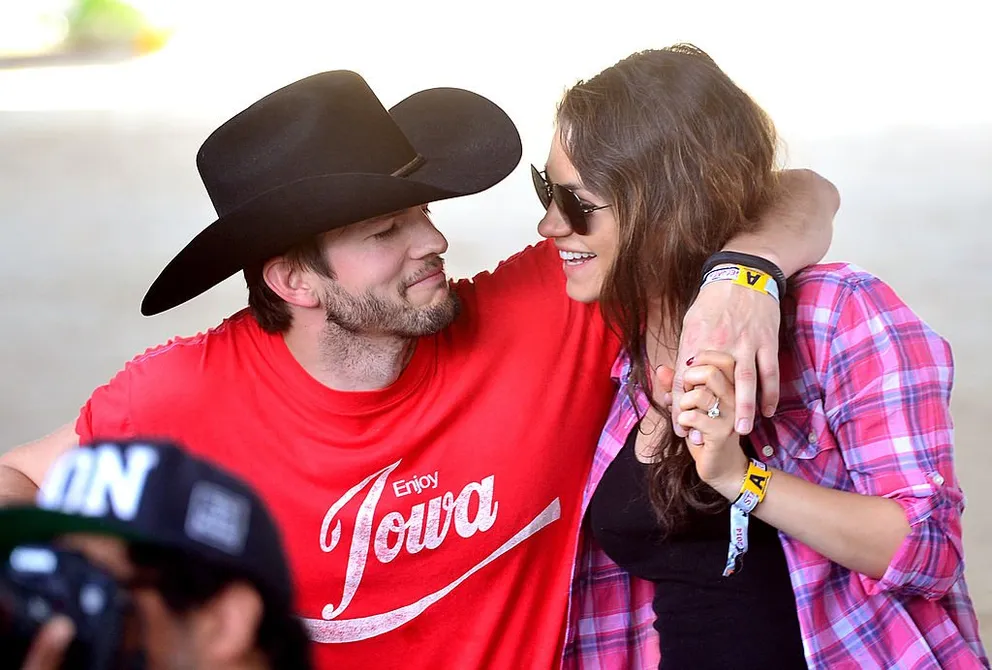 Ashton Kutcher y Mila Kunis en el Empire Polo Club, el 25 de abril de 2014 en Indio, California. | Foto: Getty Images
