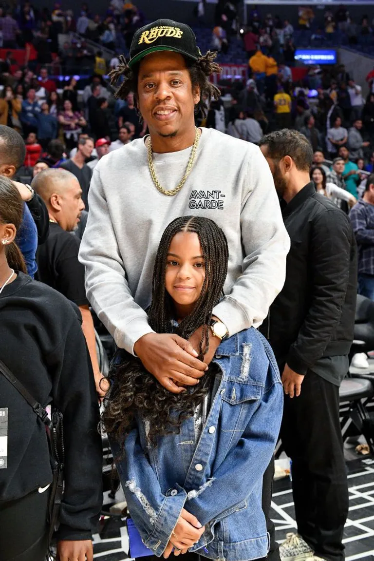 Jay-Z et Blue Ivy Carter assistent à un match de basket-ball entre les Los Angeles Clippers et les Los Angeles Lakers au Staples Center le 08 mars 2020 à Los Angeles, Californie | Source : Getty Images