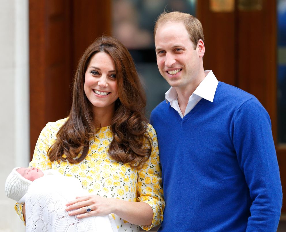 El príncipe William y Kate Middleton tras dar la bienvenida a su hija en Londres, en 2015. | Foto: Getty Images