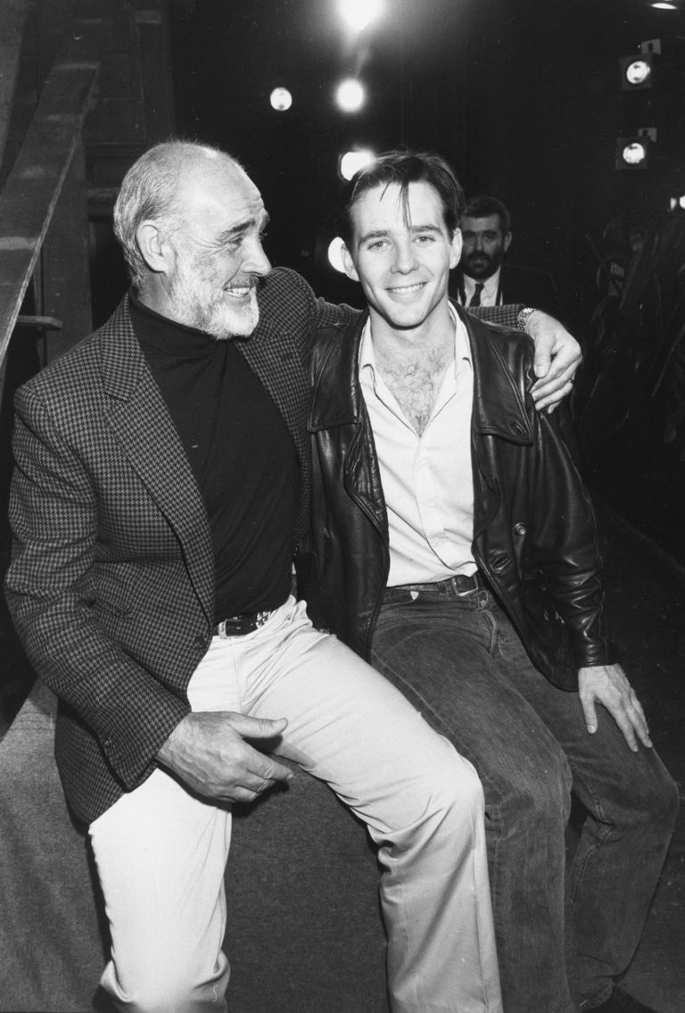 Sean Connery et Jason sur le plateau de la nouvelle pièce de théâtre de ce dernier, le 16 avril 1988 | Source : Getty Images