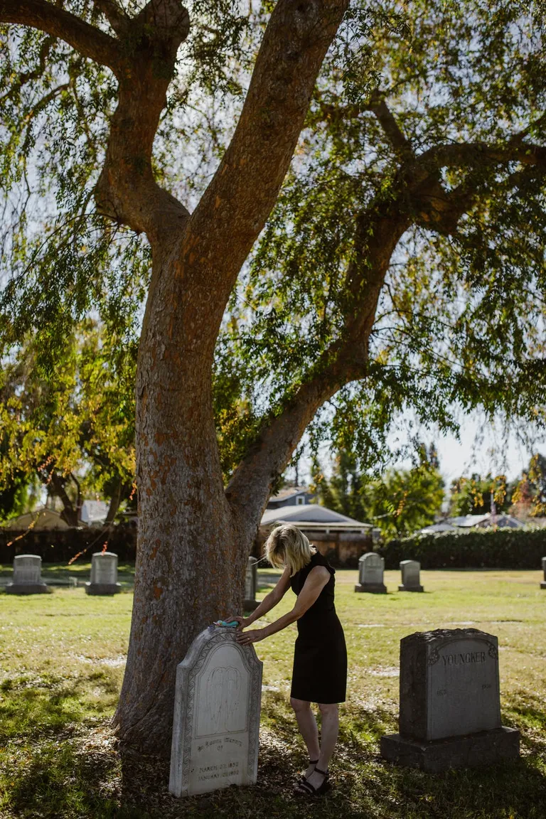 Gary a vu une femme se tenir près de la tombe de sa mère | Source : Pexels