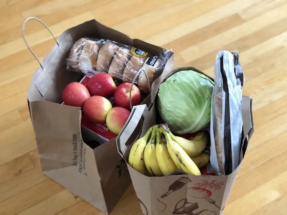 La femme a donné à Sally deux sacs remplis de nourriture et de cadeaux pour les enfants | Source : Unsplash