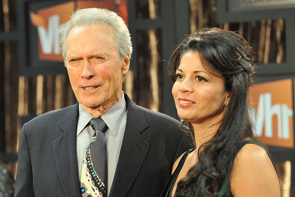 Clint Eastwood et sa femme Dina Eastwood arrivent à la 14e cérémonie annuelle des Critics' Choice Awards de VH1 qui s'est tenue au Santa Monica Civic Auditorium le 8 janvier 2009. | Photo : Getty Images