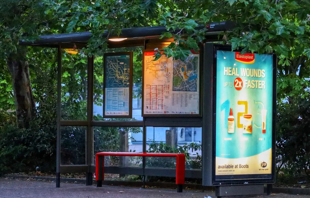 Un banquillo en una parada de autobús. | Foto: Pexels