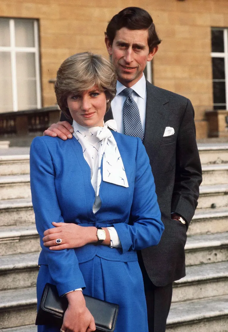 Diana Spencer et le prince Charles posent pour des photos dans le parc du palais de Buckingham, en février 1981 | Photo : Getty Images