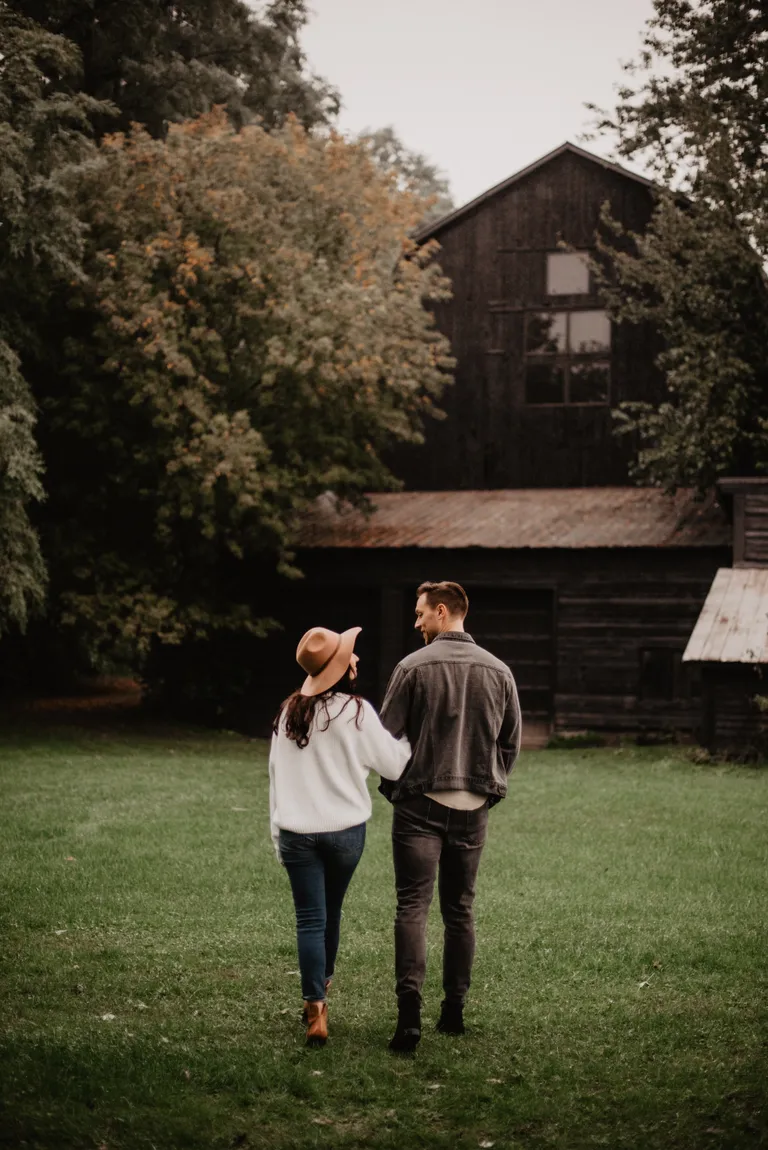Oliver et Mary ont rapidement trouvé une maison convenable, avec suffisamment d'espace dans l'arrière-cour pour la ferme et le jardin. | Source : Pexels