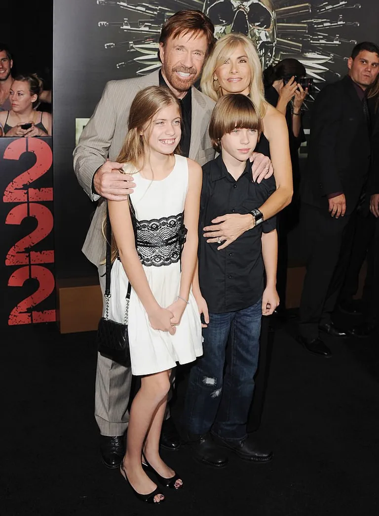 Chuck Norris, Gena O'Kelly, Danilee Kelly et son fils Dakota Alan lors de la première de "The Expendables 2" à Los Angeles, le 15 août 2012, à Hollywood | Photo : Getty Images