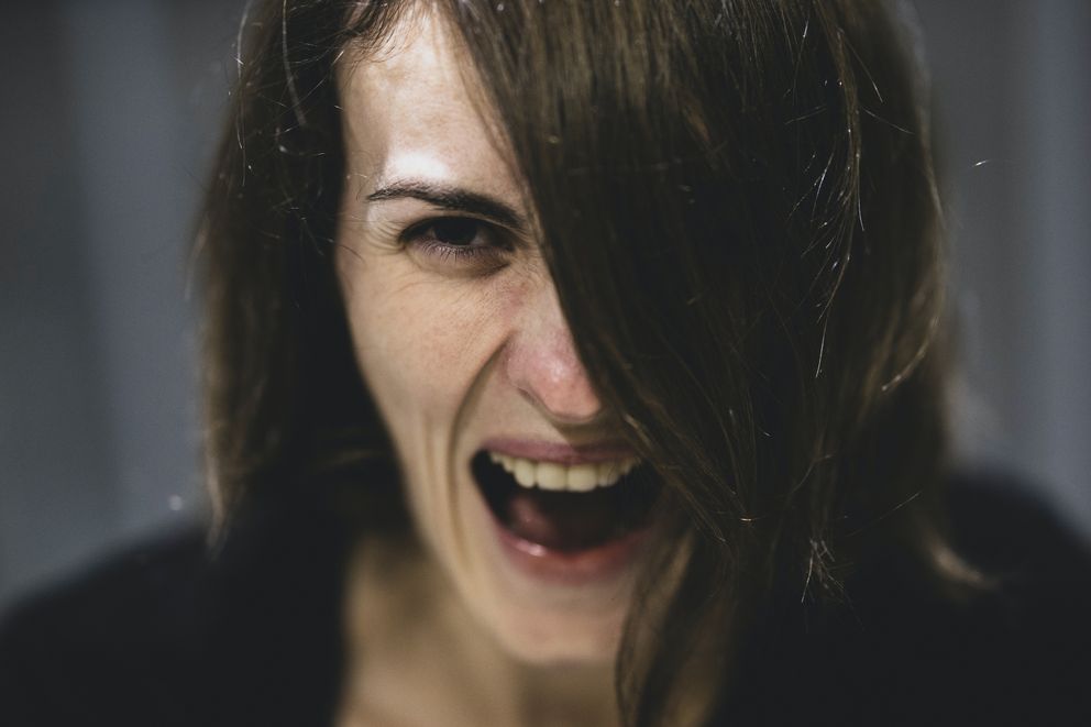 Una mujer gritando. | Foto: Unsplash