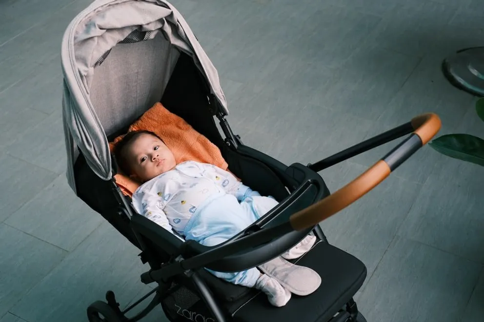 Bebé dentro de una carriola. | Foto: Unsplash