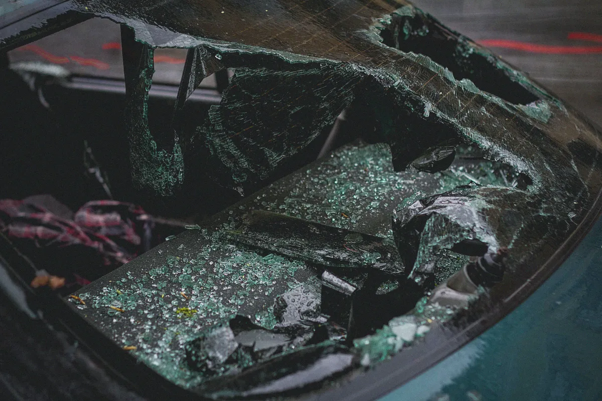 La ventana de vidrio delantera de un automóvil rota después de un accidente. | Foto: Pexels