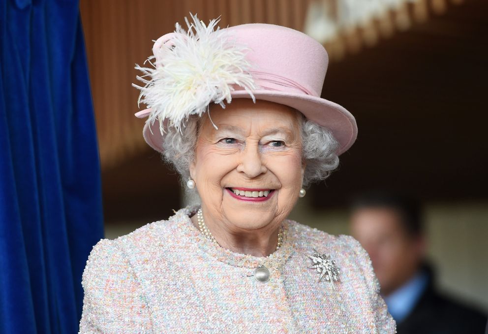 La reine Elizabeth II au théâtre de Chichester lors de sa visite dans le West Sussex, le 30 novembre 2017 à Chichester, au Royaume-Uni. | Source : Getty Images