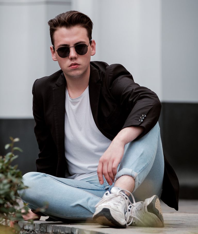 Un joven con ropa casual y gafas de sol. | Foto: Pexels